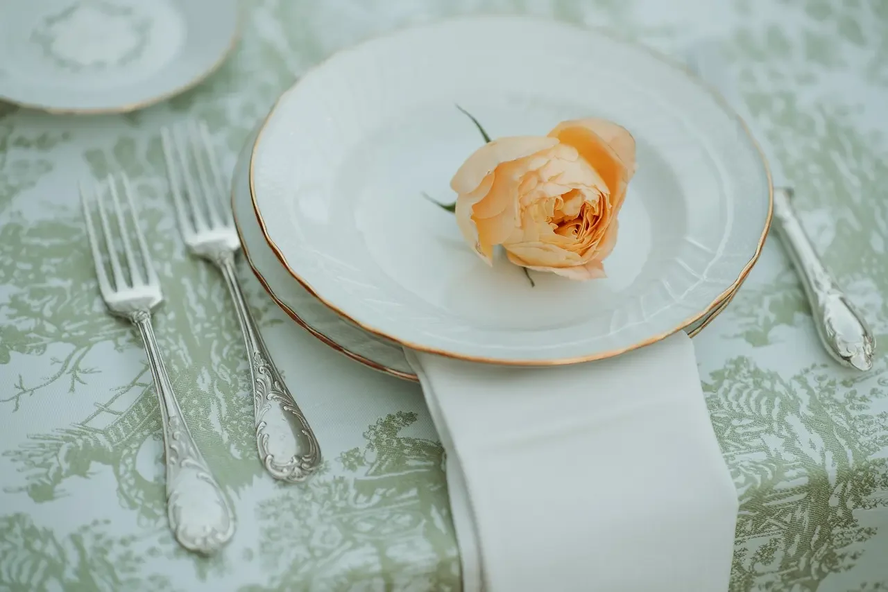 Mise en place con rosa