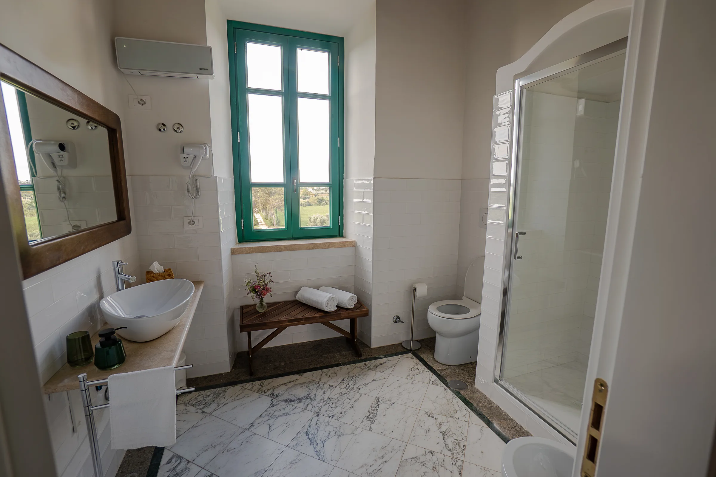 Bagno con lavabo in appoggio