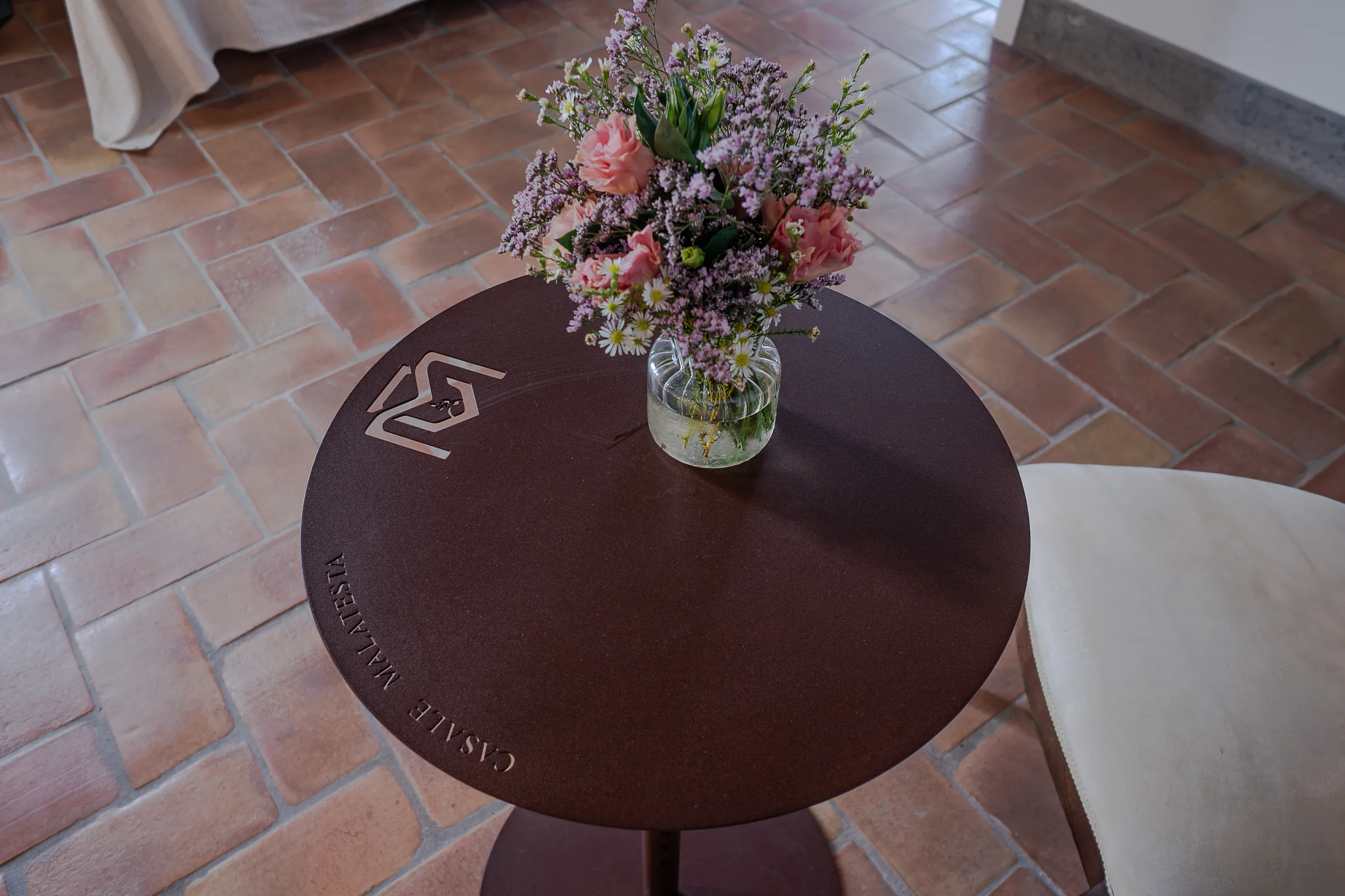 Tavolino con fiori freschi