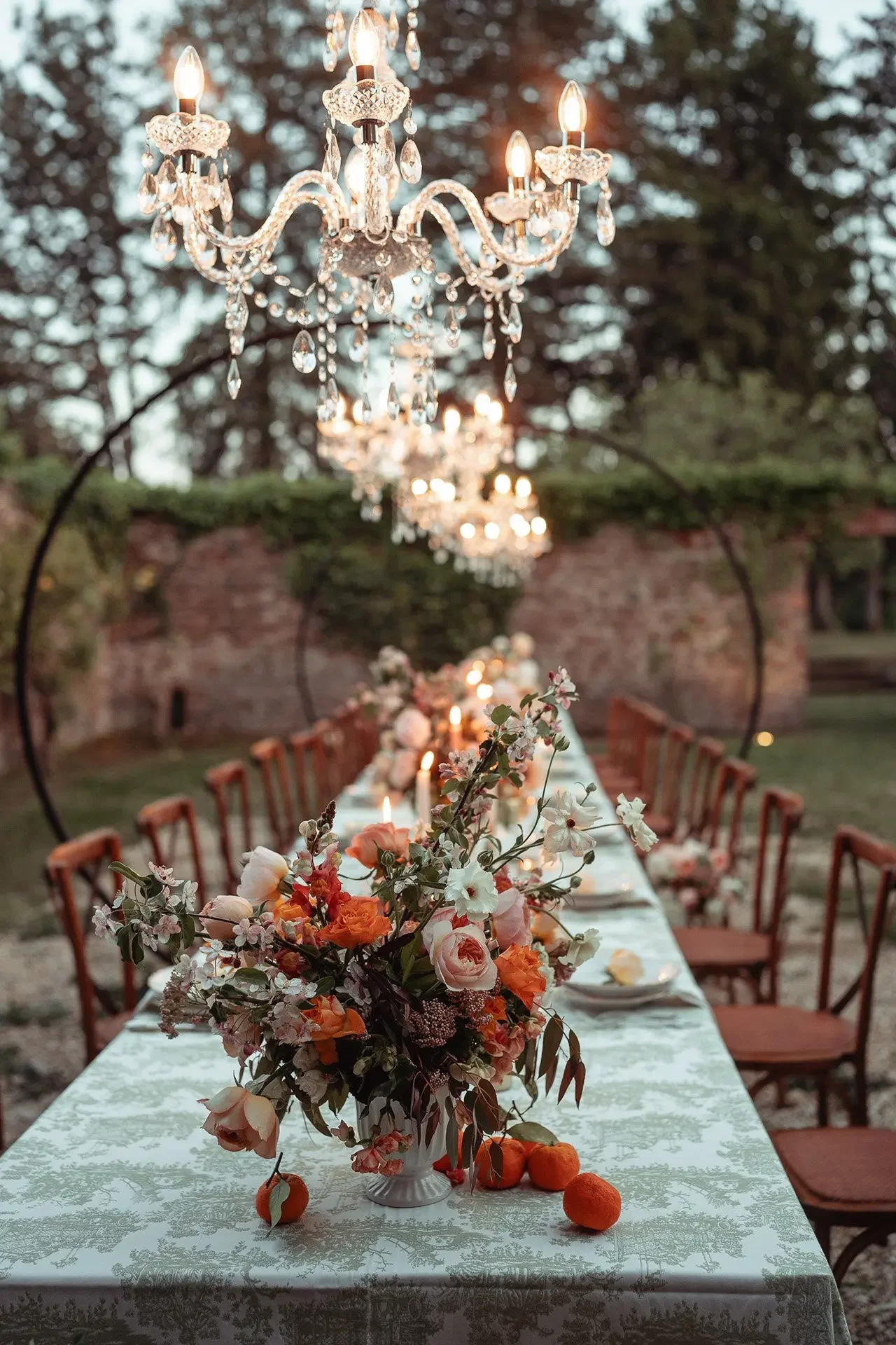 Tavola conviviale con lampadario